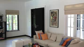 Een televisie, een dvd-speler, boeken en een stereo