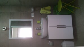 Chuveiro, secador de cabelo, bidê, toalhas de banho