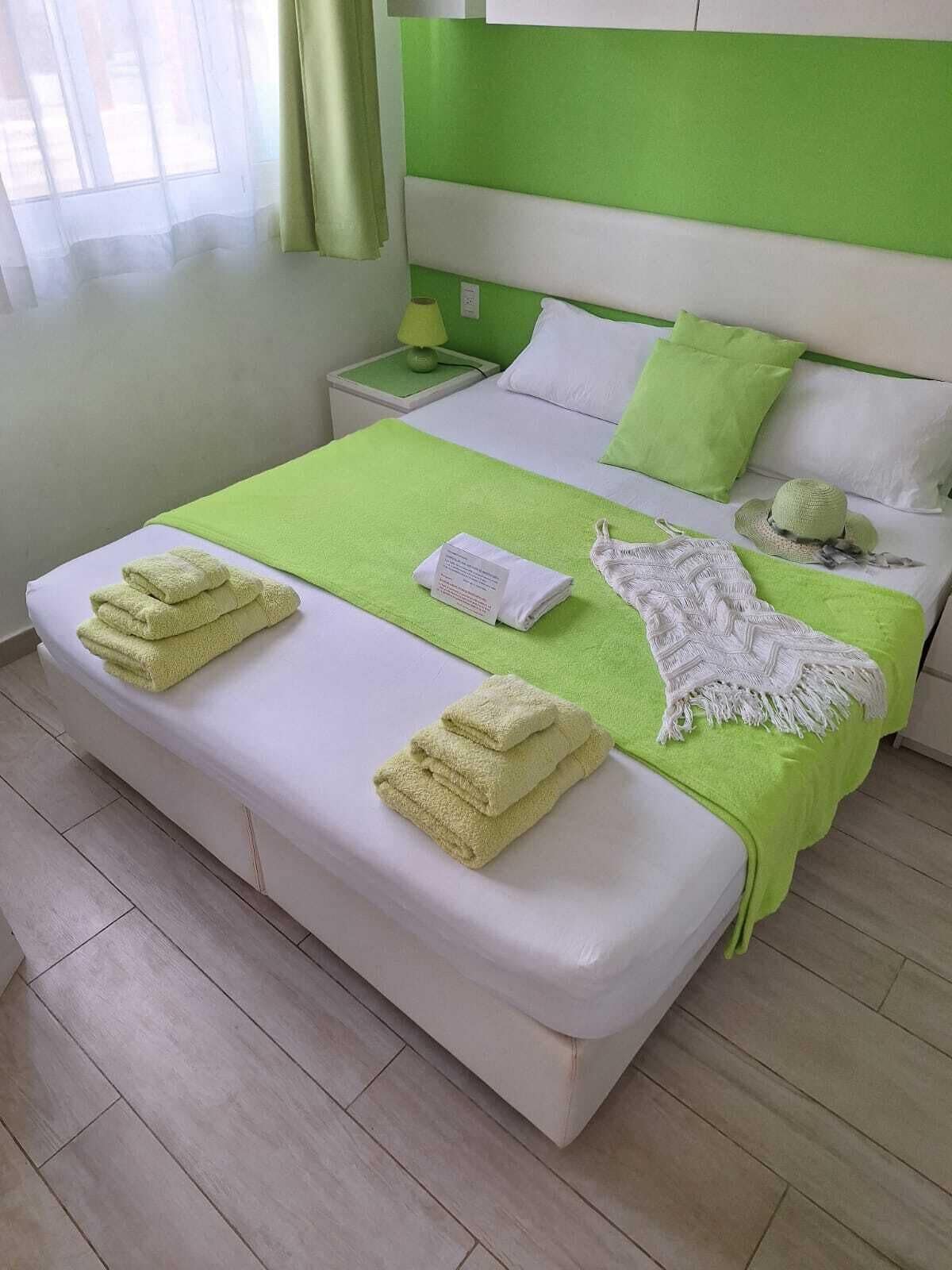 1 dormitori, caixa forta a l'habitació i planxa i posts de planxar 