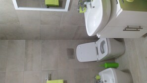 Chuveiro, secador de cabelo, bidê, toalhas de banho