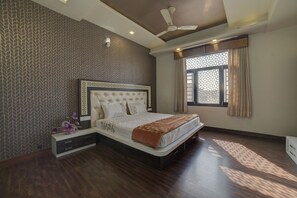 4 bedrooms, in-room safe, iron/ironing board, WiFi - "Krishan kunj vacation home"Luxurious centrally located 4BHK Homestay Apartment (jaipur)