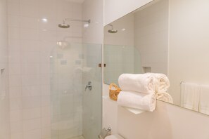 Douche, sèche-cheveux, serviettes fournies