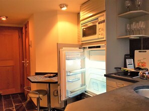 Refrigerador, microondas, parrilla de estufa y cafetera y tetera 