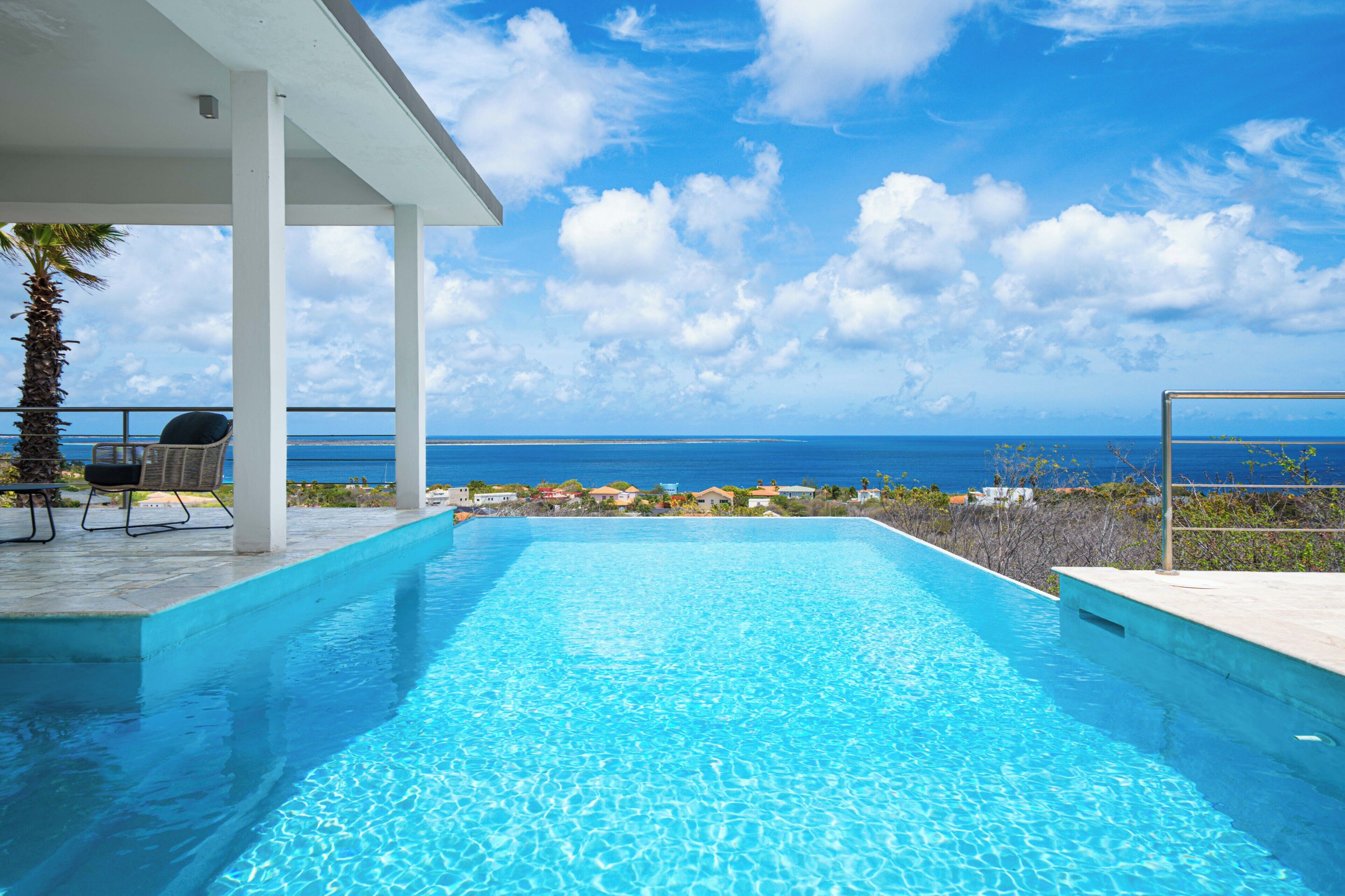 Outdoor pool, an infinity pool