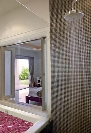 أحواض استحمام، مجففات شعر، برانس (أردية) حمّام، مناشف