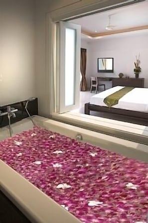 2 室のベッドルーム、セーフティボックス (室内)、デスク、防音設備