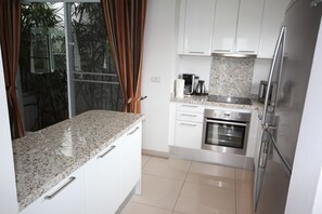 Kjøleskap, mikrobølgeovn, ovn og kokeplater