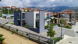Un bâtiment moderne à deux étages, doté d’un toit plat, de grandes fenêtres et d’un petit balcon.