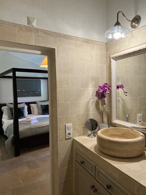 3 bedrooms, in-room safe, iron/ironing board, WiFi