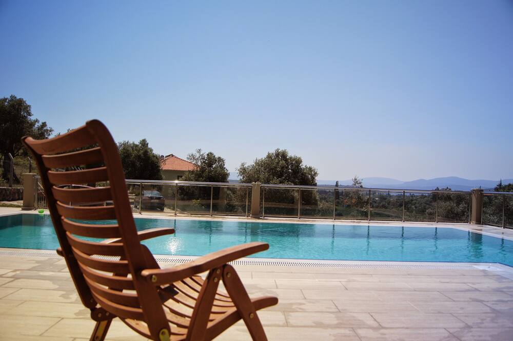 Spacious Private Villa with Breathtaking Views with private Swimming Pool