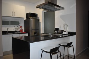 Refrigerador, microondas, horno y parrilla de estufa 