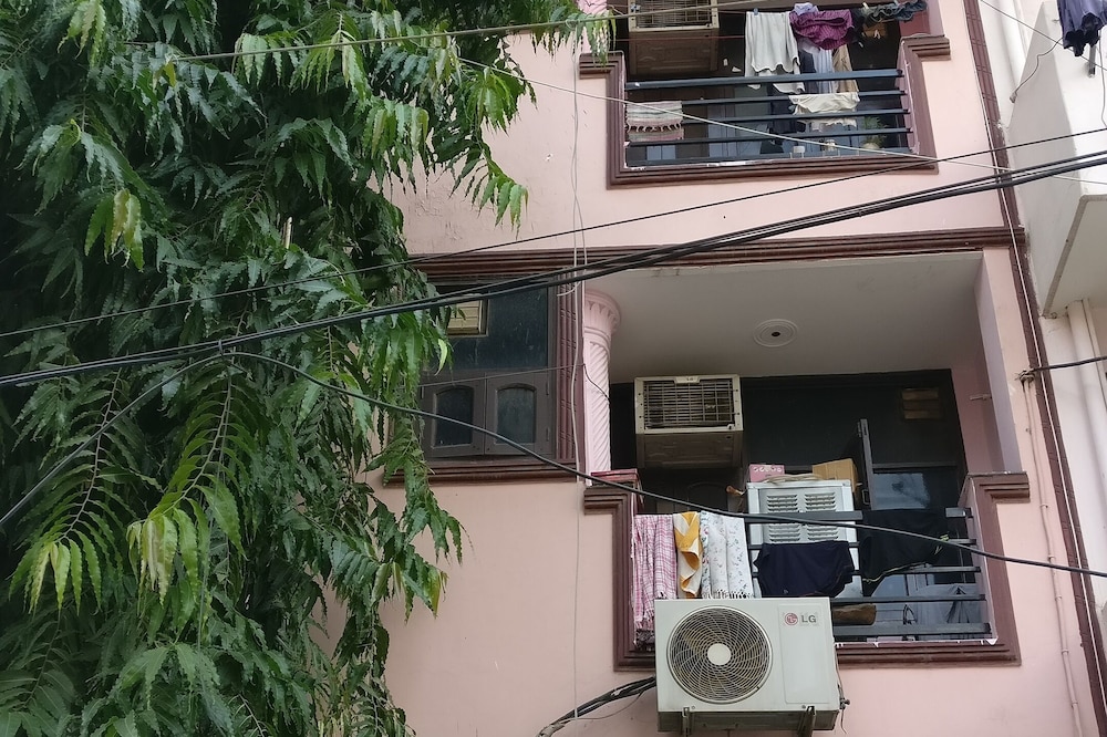 Arora House 1RK Peaceful Environment Near Cyber City and Metro Station