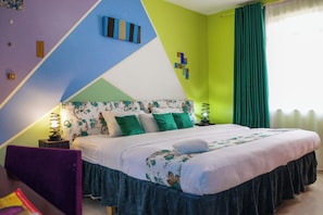 Una camera da letto con un letto, tende verdi e una parete con motivi geometrici.