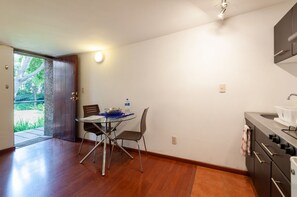 Fridge, microwave, oven, stovetop - GARDEN HOUSE, WELCOME TO SAN ANGEL NEIGHBOURHOOD (Campestre)
