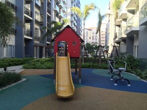 Children’s area - Best Location! Studio Condo near Manila Airport 5 minutes away (Newport City)
