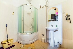 Ensemble douche/baignoire, sèche-cheveux, serviettes fournies, savon