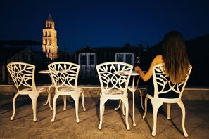 تناول الطعام بالخارج