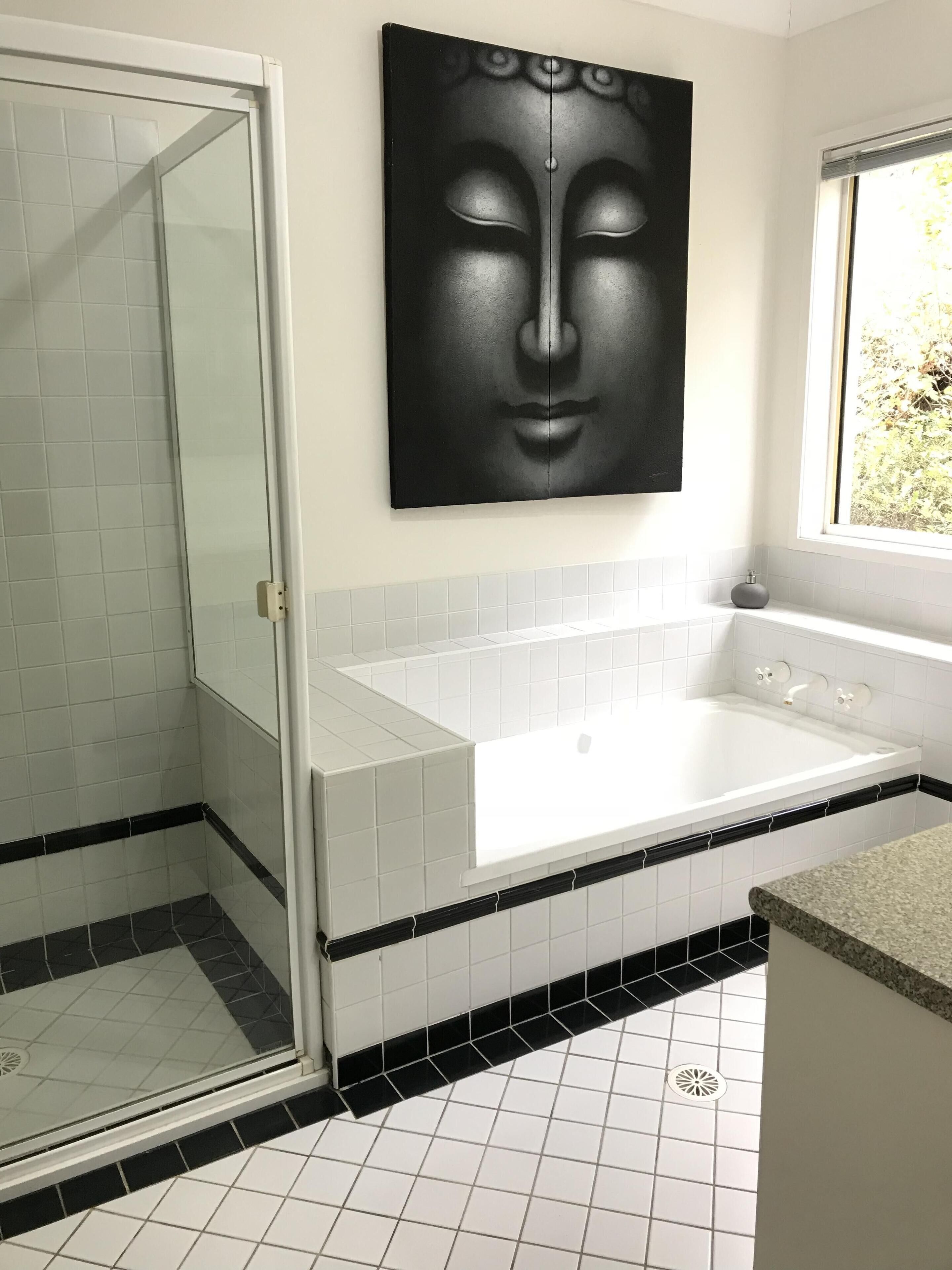 Badewanne, Haartrockner, Handtücher, Seife