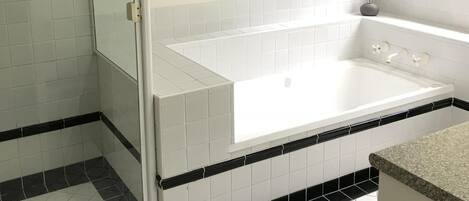 Badewanne, Haartrockner, Handtücher, Seife