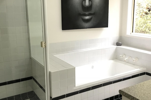 Badekar, hårføner, håndklær og såpe