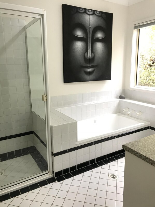 Badewanne, Haartrockner, Handtücher, Seife