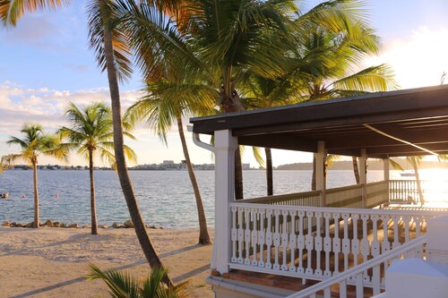 le "Madras Blue" Duplex, Baie Nettlé, piscine-vue