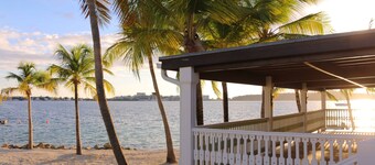 le "Madras Blue" Duplex, Baie Nettlé, piscine-vue