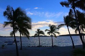 A beach with palm trees and a view of the water. - le "Madras Blue" Duplex, Baie Nettlé, piscine-vue (Marigot)