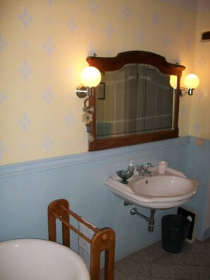 Tina, secadora de cabello, bidet, toallas 