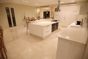 Fridge, microwave, oven, stovetop - ⚜Magnificent  MAMILLA  PENTHOUSE ⚜OLD CITY VIEWS⚜ (Jerusalem)