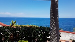 Un espacio al aire libre techado con vista al océano.
