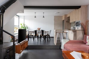 Smart TV, chimenea y impresora 