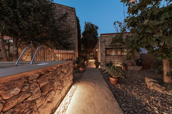 المنطقة المحيطة بالمنشأة