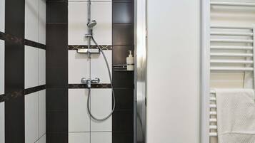 Dusj, hårføner, håndklær og såpe