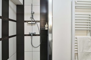 Dusj, hårføner, håndklær og såpe