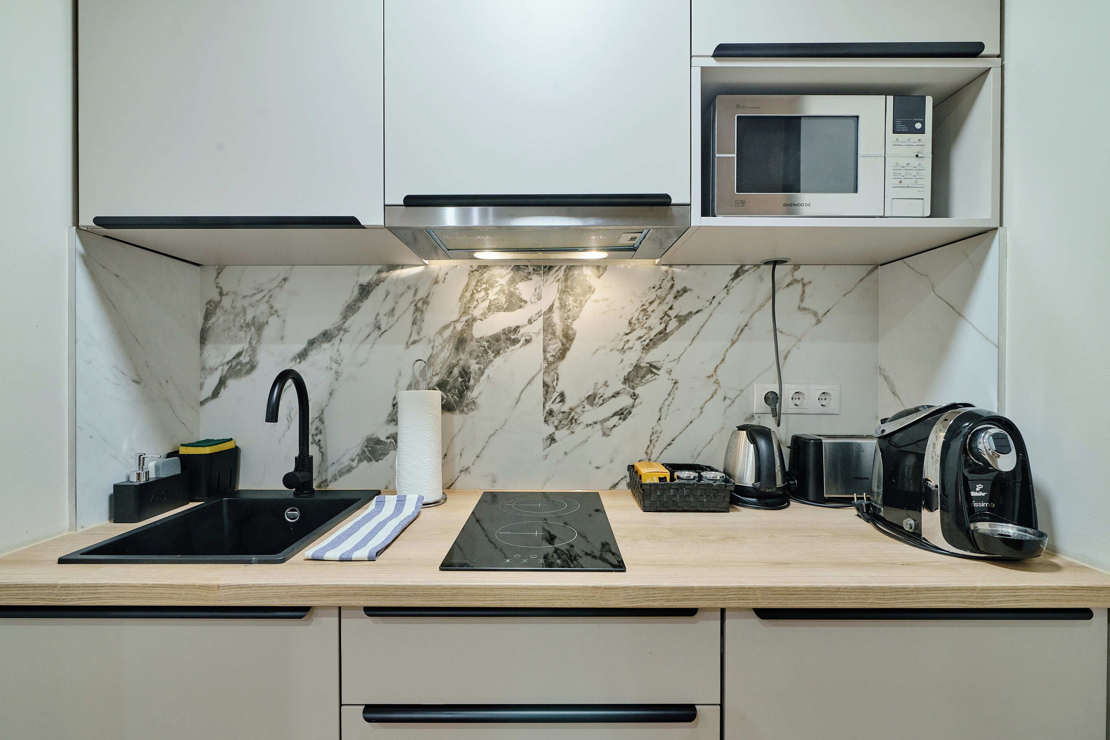 Kjøleskap, mikrobølgeovn, ovn og kaffetrakter/tekoker