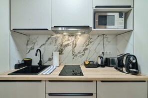 Køleskab, mikrobølgeovn, ovn, kaffe-/temaskine