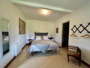 2 chambres, fer et planche à repasser, Wi-Fi, draps fournis