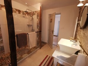 Douche, sèche-cheveux, serviettes fournies, savon