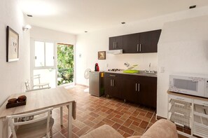 Kjøleskap, mikrobølgeovn, kokeplater og kaffetrakter/tekoker