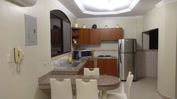 Kjøleskap, mikrobølgeovn, ovn og kokeplater