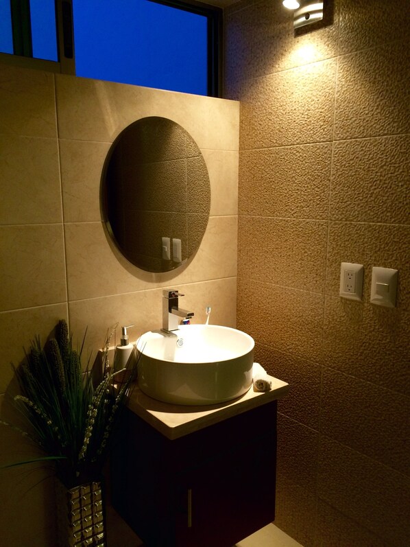 Shower, towels - Lovely Studio Apartment (Golden Zone) Mazatlan (Mazatlán)