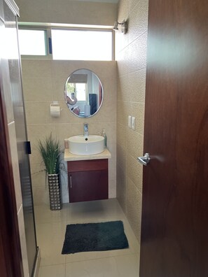 Shower, towels - Lovely Studio Apartment (Golden Zone) Mazatlan (Mazatlán)