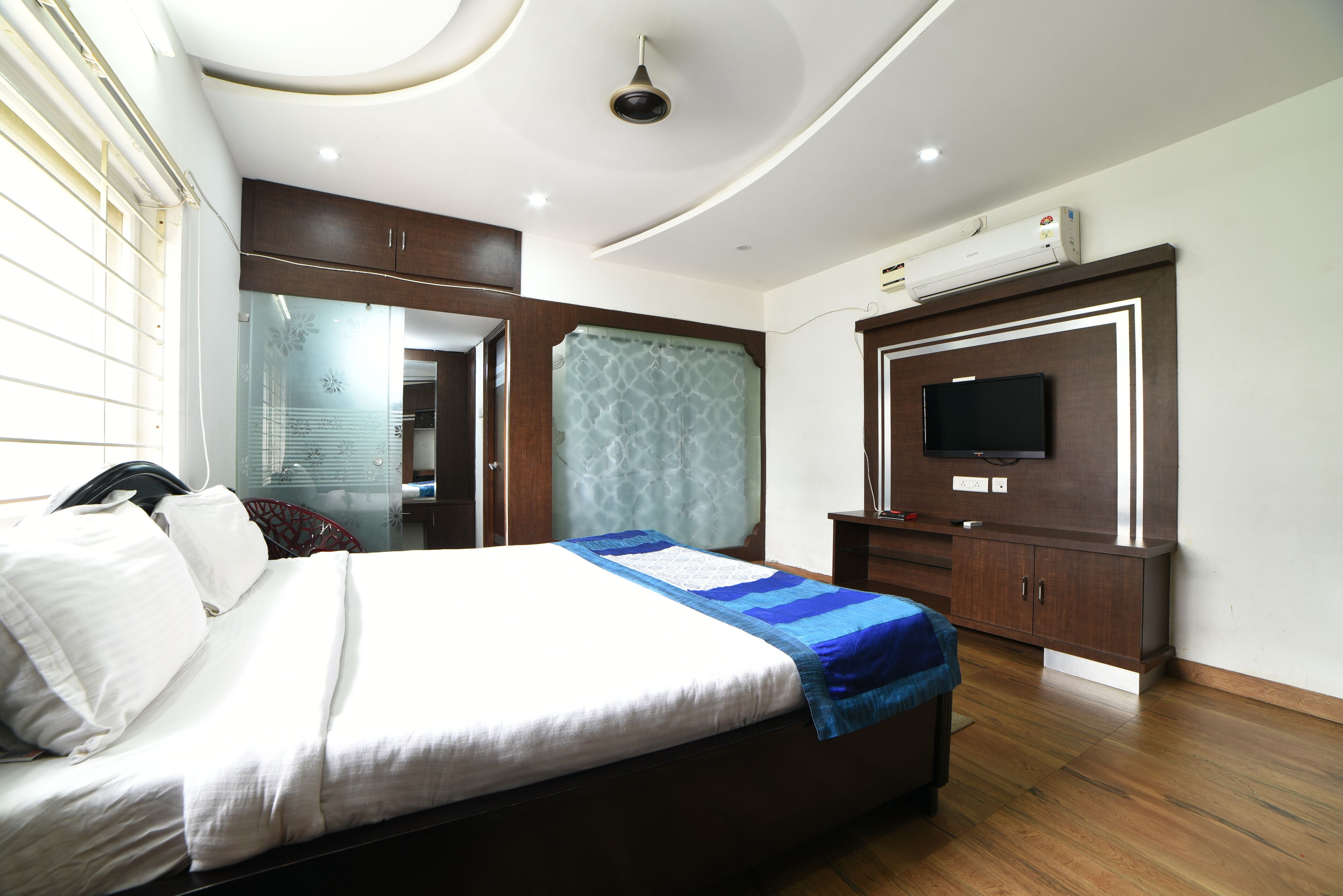 3 bedrooms, in-room safe, iron/ironing board, free WiFi