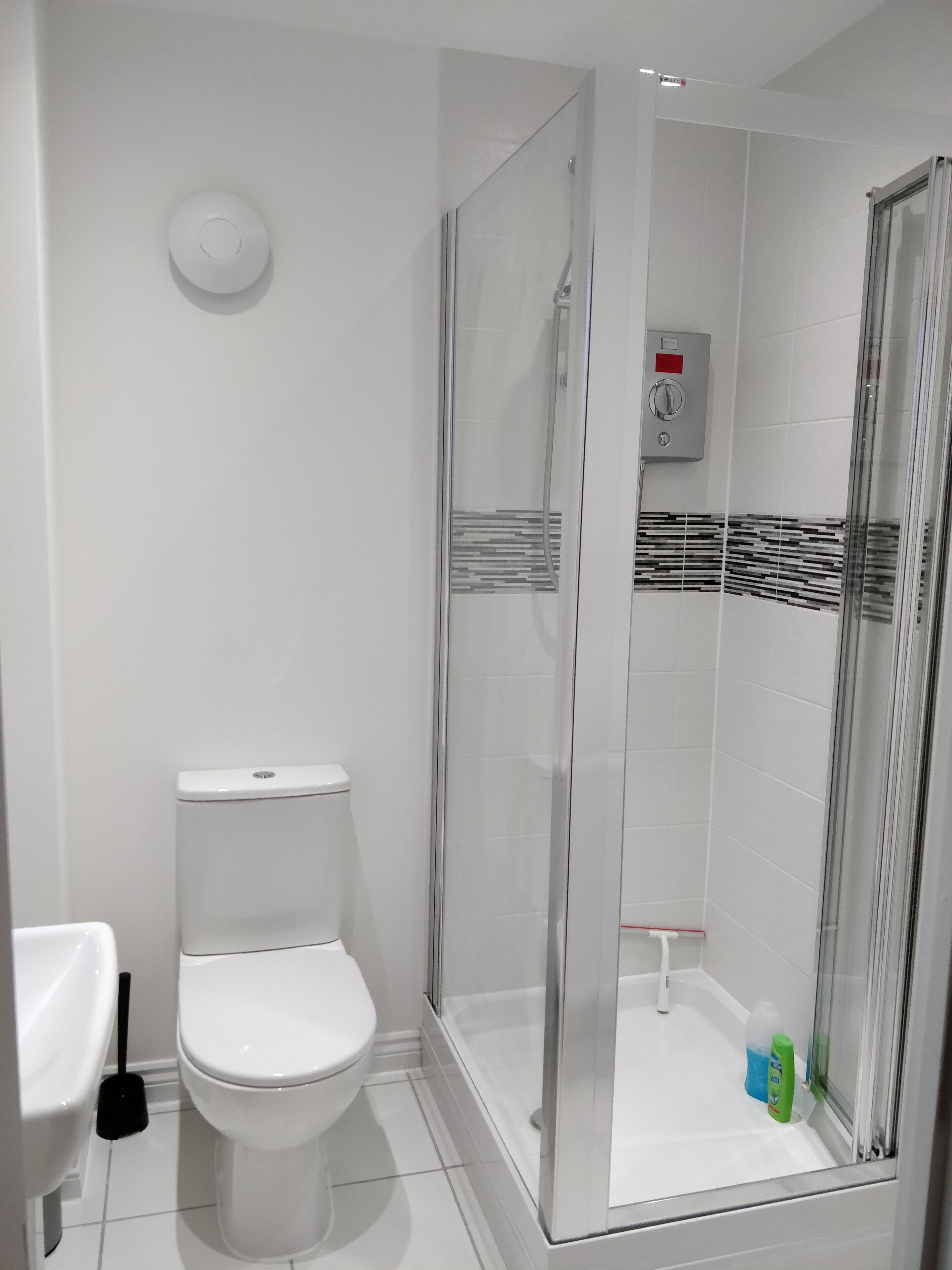 Combined shower/bathtub, hair dryer, towels, soap