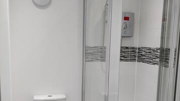 Combined shower/bathtub, hair dryer, towels, soap