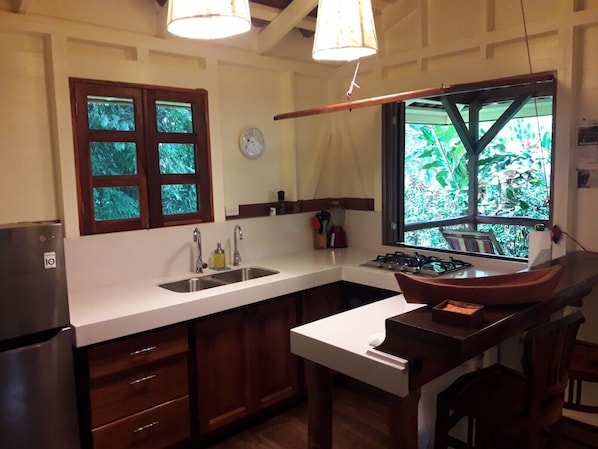 Een koelkast, een koffiezetapparaat/waterkoker