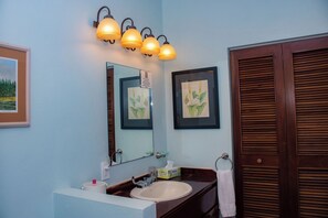 Bathtub - Cozy Two Twin Bed Suite (Orchid Bay)