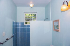 Bathtub - Cozy Two Twin Bed Suite (Orchid Bay)