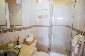 Ensemble baignoire-douche, séchoir à cheveux, serviettes fournies